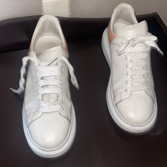 Alexander McQueen oversized sneaker in white/shock pink - Picture 6 of 13